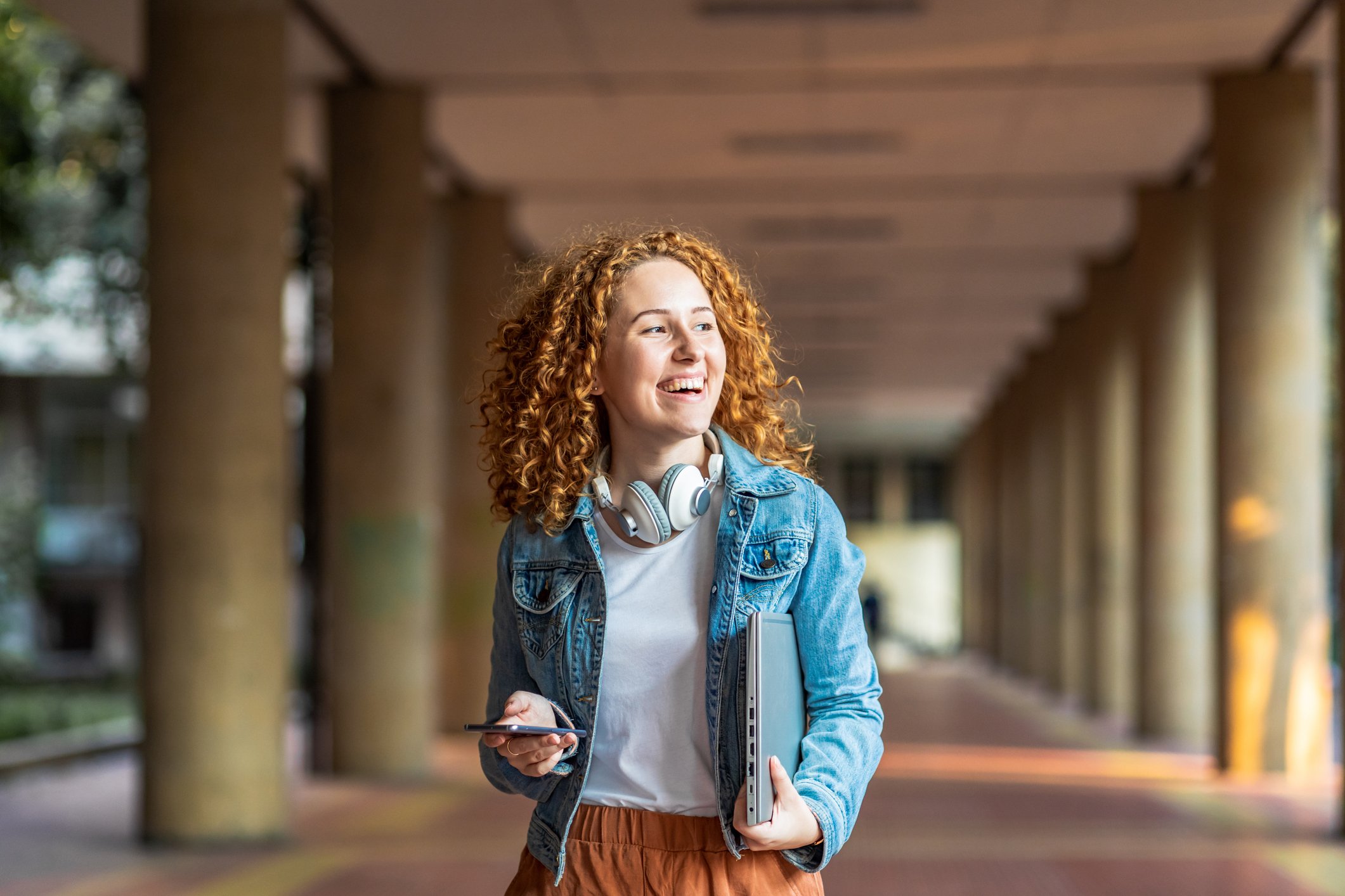 Estudiante consulta su teléfono móvil